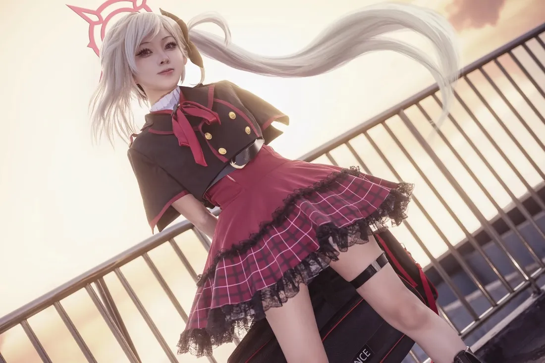 银发洛丽塔少女手机壁纸｜红格裙背景 - 角色扮演「哲风壁纸」