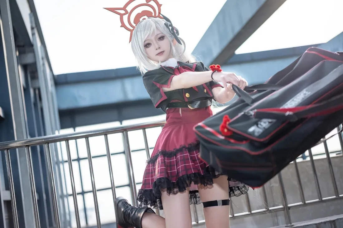 明日方舟cos手机壁纸｜户外背景图片 - 红色裙子白色头发「哲风壁纸」