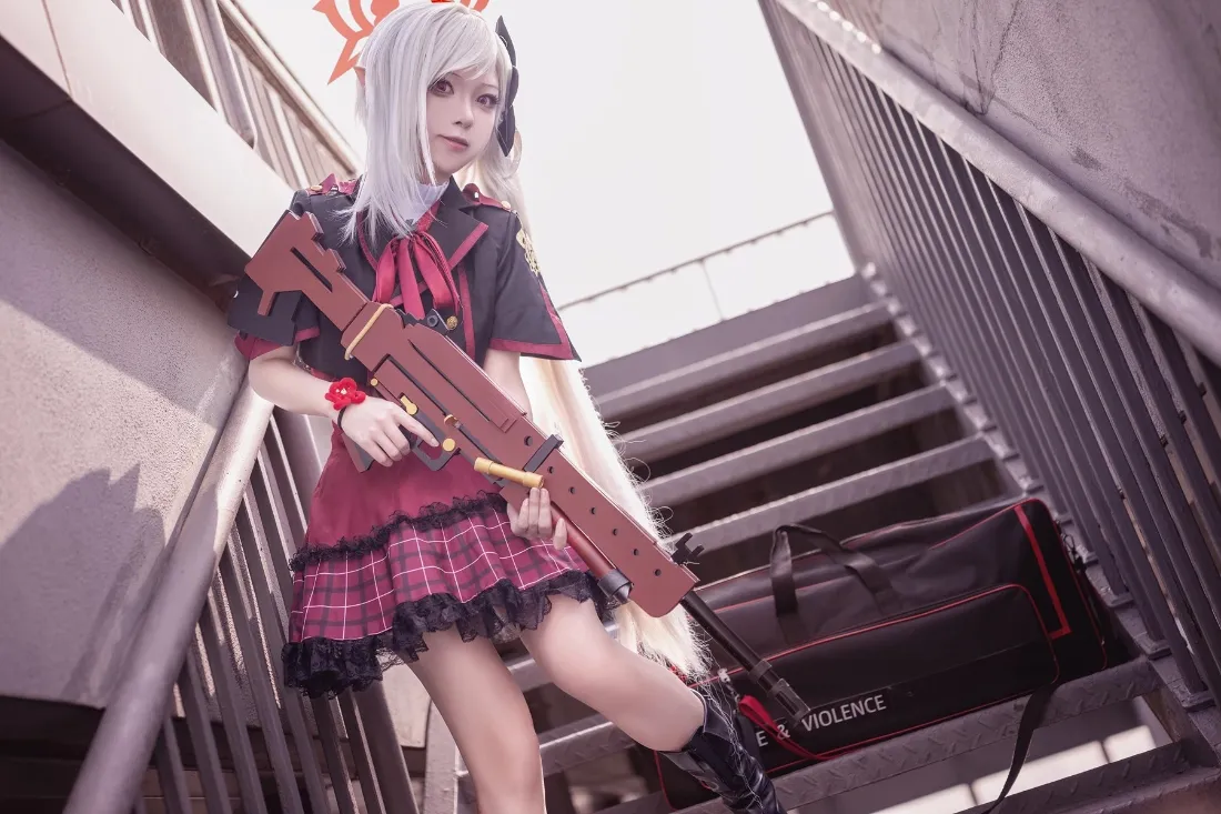 红衣少女枪械手机壁纸｜楼梯背景图片 - 角色扮演「哲风壁纸」
