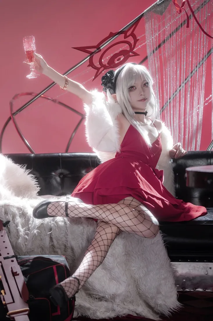 红衣少女cos手机壁纸｜红色背景图片 - 角色扮演「哲风壁纸」