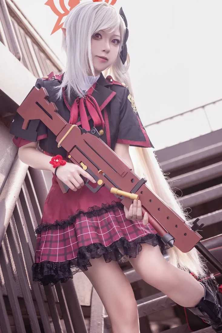 cosplay手机壁纸｜红黑格裙背景图片 - 银白发少女「哲风壁纸」