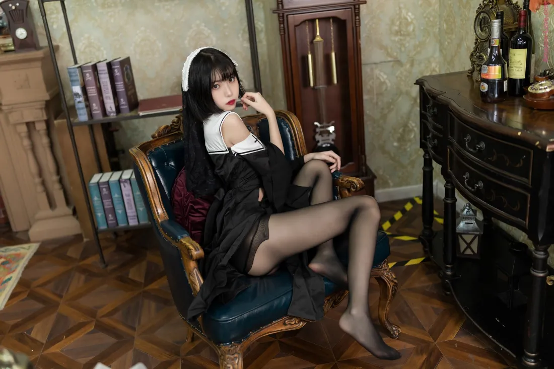 女仆装美女手机壁纸｜复古房间背景图片 - 黑丝「哲风壁纸」