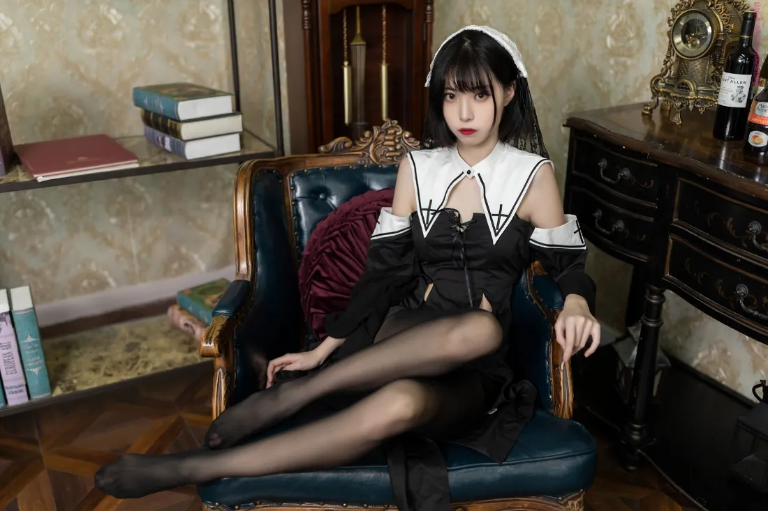 女仆装美女手机壁纸｜复古室内背景图片 - 黑丝「哲风壁纸」