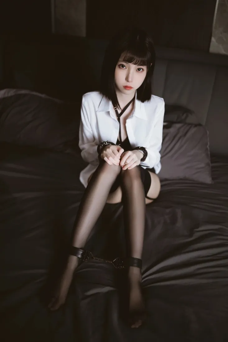 黑丝美女手机壁纸｜居家背景图片 - 白色上衣「哲风壁纸」