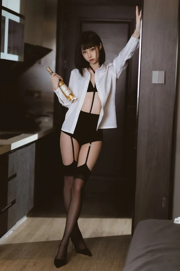 居家黑丝美女手机壁纸｜室内背景 - 时尚穿搭「哲风壁纸」