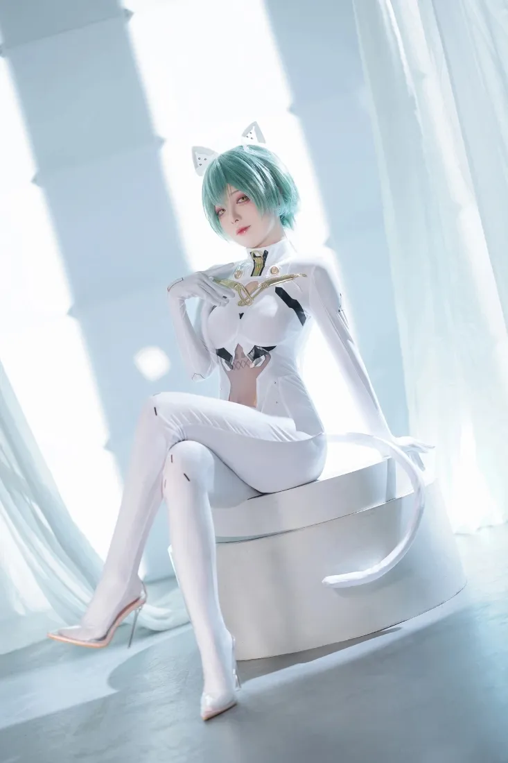 猫耳娘手机壁纸｜白色背景图片 - 绿发紧身衣cos「哲风壁纸」