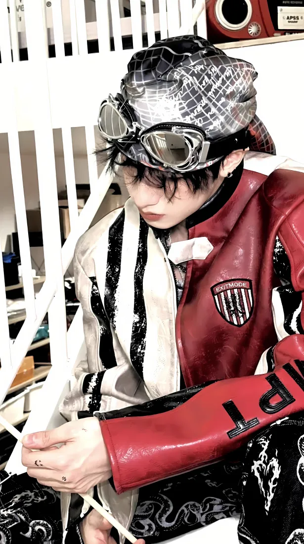 朱志鑫手机壁纸｜室内背景图片 - 机车服穿搭「哲风壁纸」