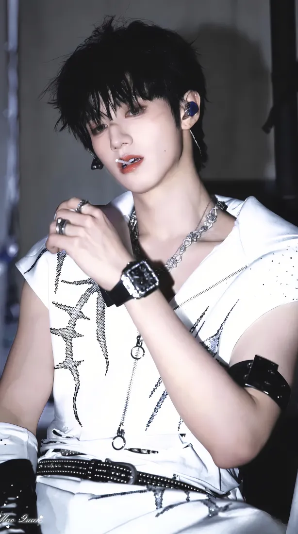 朱志鑫手机壁纸｜潮流穿搭背景图片 - 白色吊带造型「哲风壁纸」