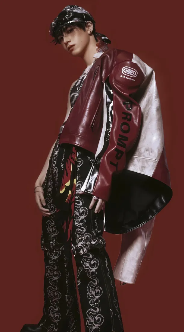 朱志鑫手机壁纸｜红色背景图片 - 机车服穿搭「哲风壁纸」