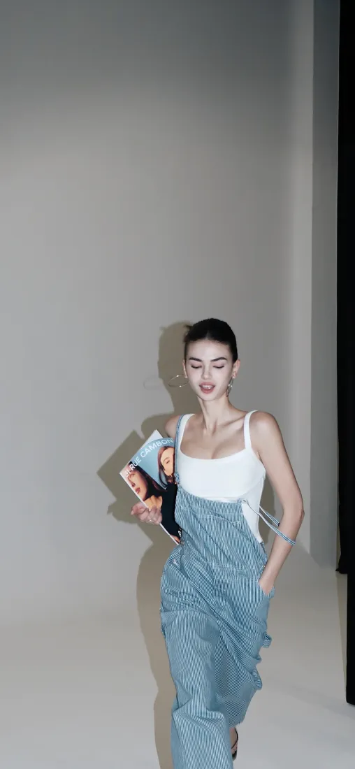 蓝裙美女手机壁纸｜简约室内背景 - 时尚穿搭「哲风壁纸」