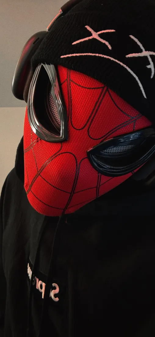 蜘蛛侠头套手机壁纸｜简约背景 - 黑色卫衣潮流「哲风壁纸」