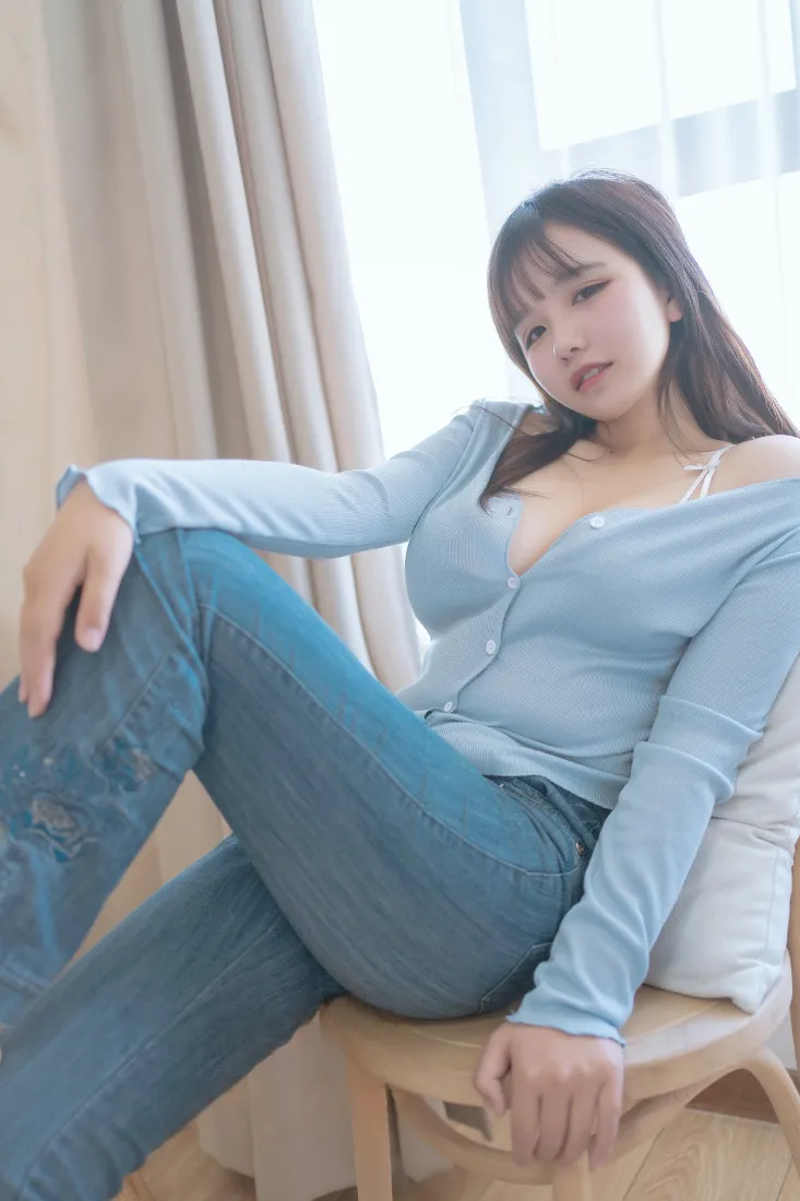 美女牛仔裤手机壁纸｜室内背景图片 - 浅蓝色上衣「哲风壁纸」