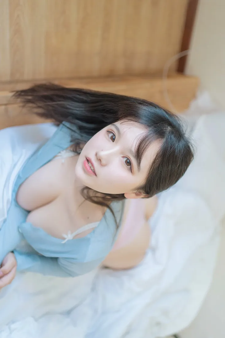 居家美女手机壁纸｜卧室背景图片 - 浅蓝色衣服「哲风壁纸」