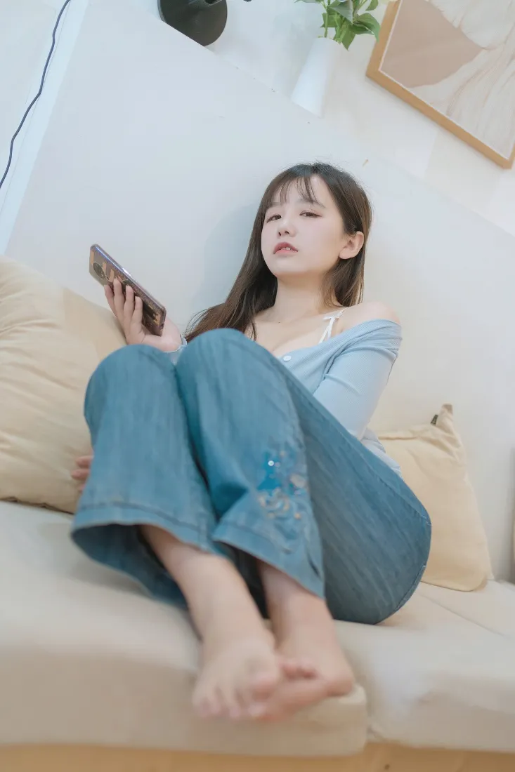 美女牛仔裤居家手机壁纸｜室内背景图片 - 休闲穿搭「哲风壁纸」