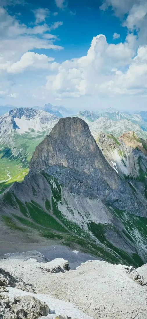 自然风景手机壁纸｜蓝天山峰背景 - 白云草地「哲风壁纸」