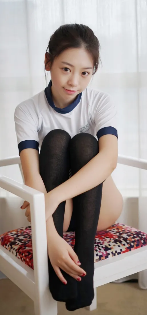 少女手机壁纸｜室内背景图片 - 可爱黑丝白短袖「哲风壁纸」