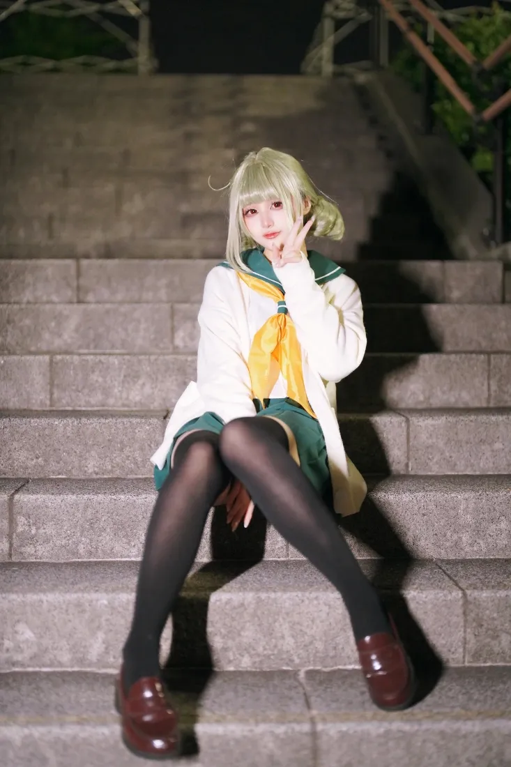 校服cosplay手机壁纸｜楼梯口背景图片 - 户外夜景「哲风壁纸」