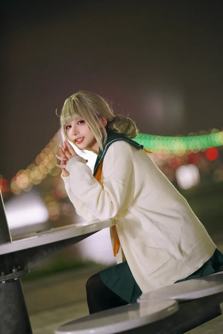 （金发女生手机壁纸｜户外夜景背景图片 - 白色外套）「哲风壁纸」