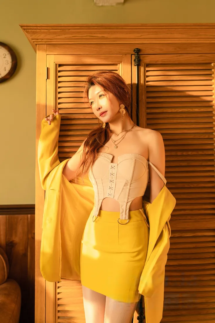 黄衣美女居家手机壁纸｜复古木质门背景 - 时尚束腰穿搭「哲风壁纸」