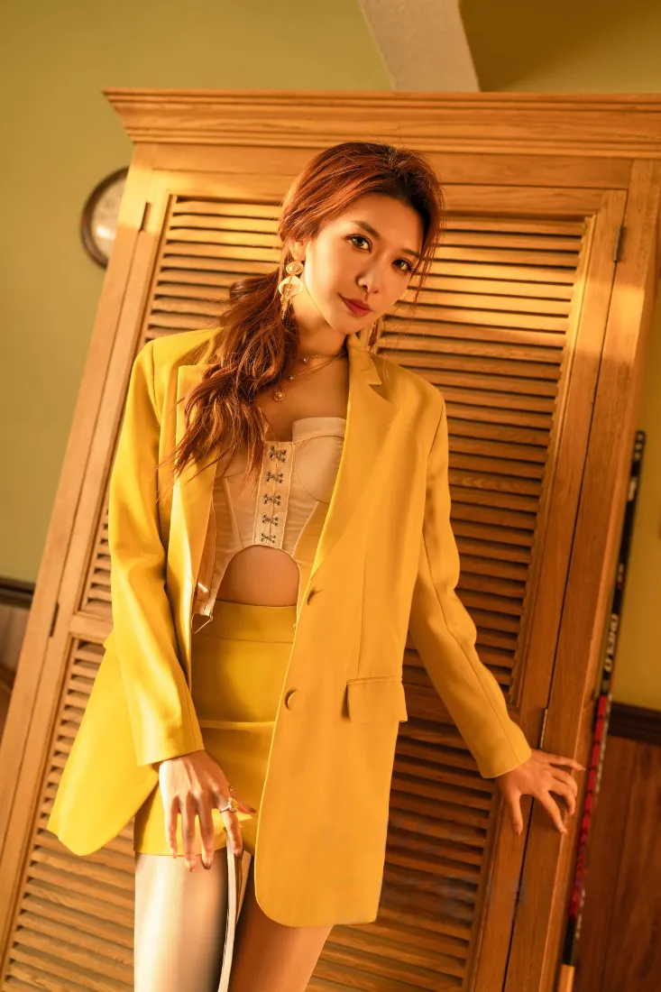 黄色西装美女手机壁纸｜复古居家背景图片 - 时尚穿搭「哲风壁纸」