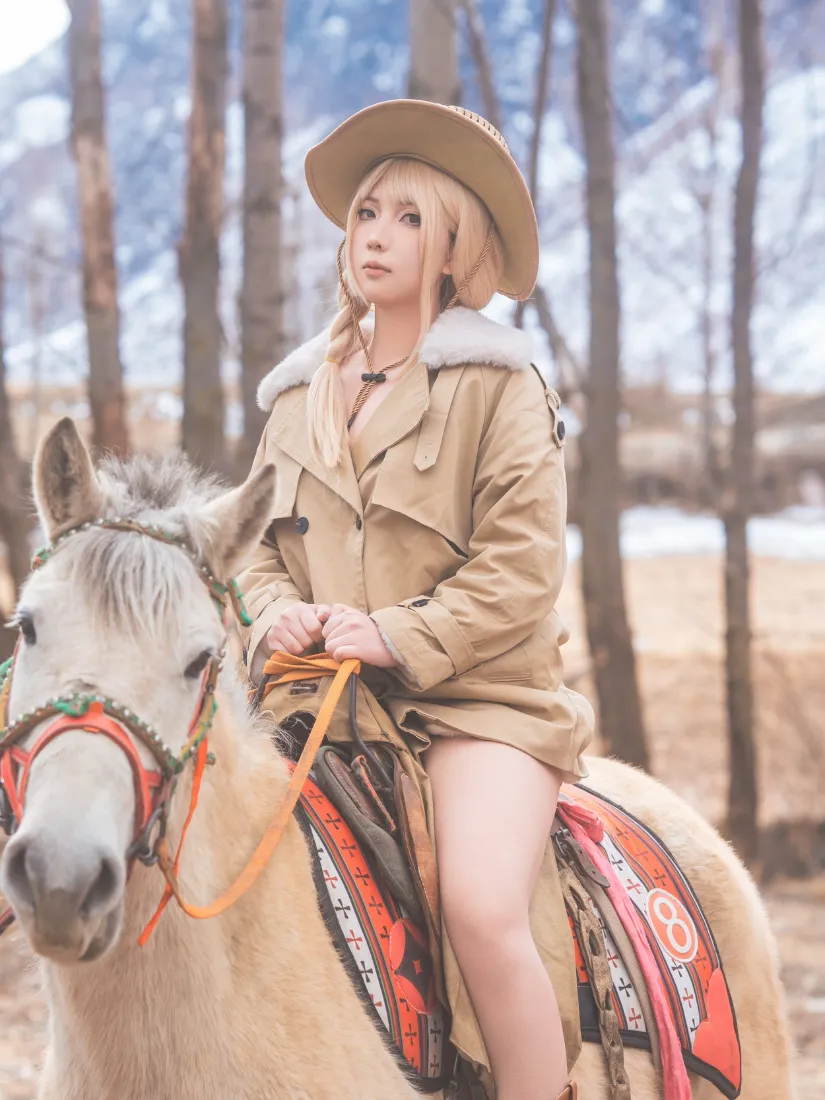 金发女子骑马手机壁纸｜户外雪地背景图片 - 树林山脉「哲风壁纸」