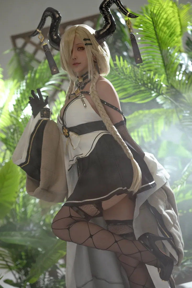 cosplay角饰角色手机壁纸｜绿色植物背景 - 角色扮演「哲风壁纸」