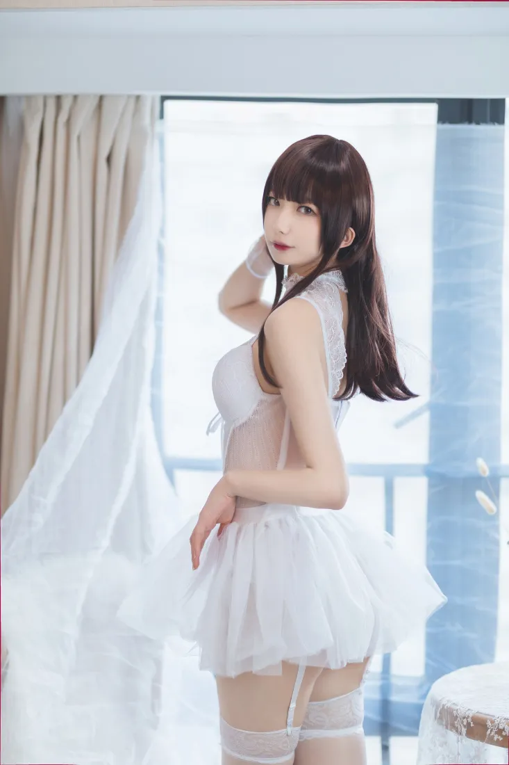 美女手机壁纸｜室内背景图片 - 白色连衣裙丝袜「哲风壁纸」