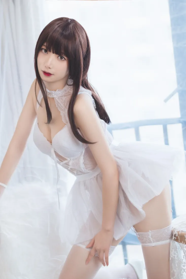 白衣美女手机壁纸｜室内背景图片 - 白色连衣裙「哲风壁纸」