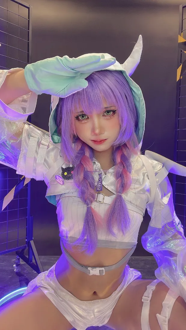 紫色头发少女手机壁纸｜白色服装背景图片 - 二次元cosplay「哲风壁纸」