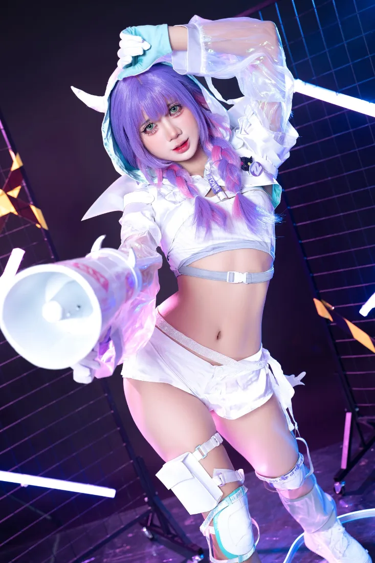 白色科幻服装手机壁纸｜紫色头发背景 - 机械道具「哲风壁纸」