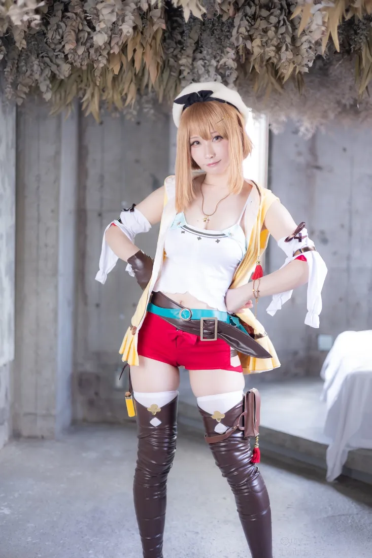 莱莎cosplay手机壁纸｜室内背景图片 - 红色短裤「哲风壁纸」