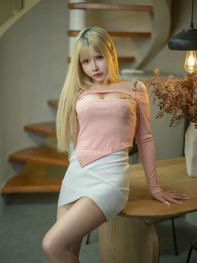 金发美女手机壁纸｜居家背景 - 粉色上衣白色短裙「哲风壁纸」