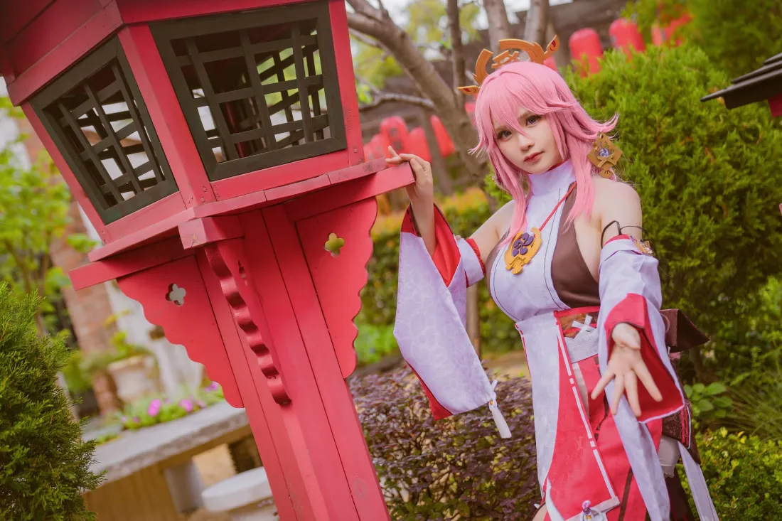 八重神子手机壁纸｜古风背景图片 - 粉色cosplay「哲风壁纸」