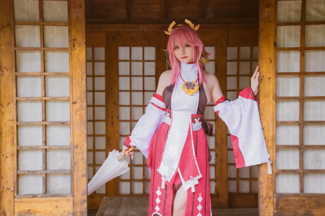 八重神子cos手机壁纸｜日式门窗背景 - 粉色古风「哲风壁纸」