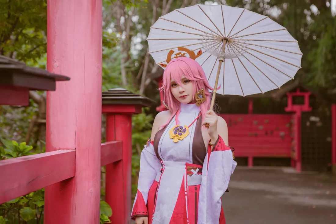 八重神子手机壁纸｜日式鸟居背景图片 - 粉色cosplay「哲风壁纸」