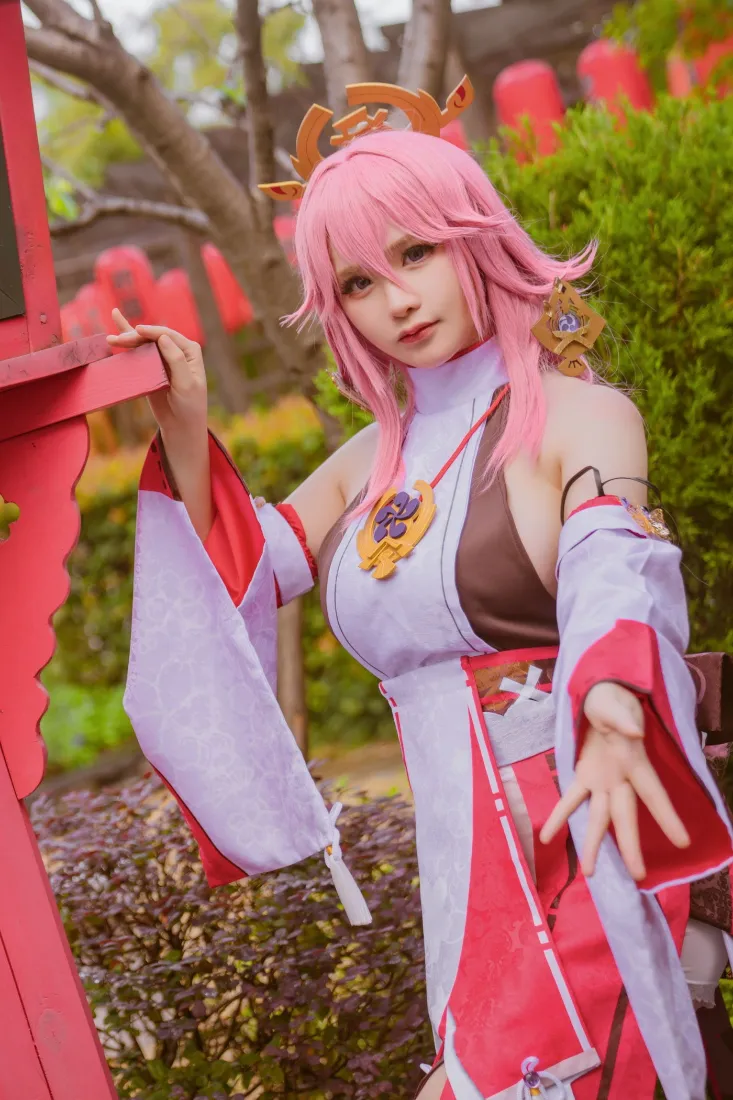 八重神子手机壁纸｜粉色背景图片 - 角色扮演cosplay「哲风壁纸」