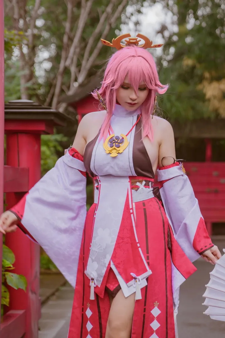 八重神子手机壁纸｜日式红建筑背景图 - 粉色cosplay「哲风壁纸」