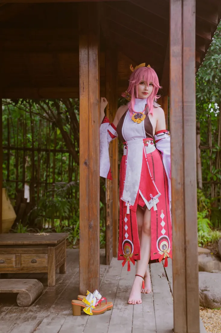 八重神子手机壁纸｜日式庭院背景图片 - 粉色cosplay「哲风壁纸」