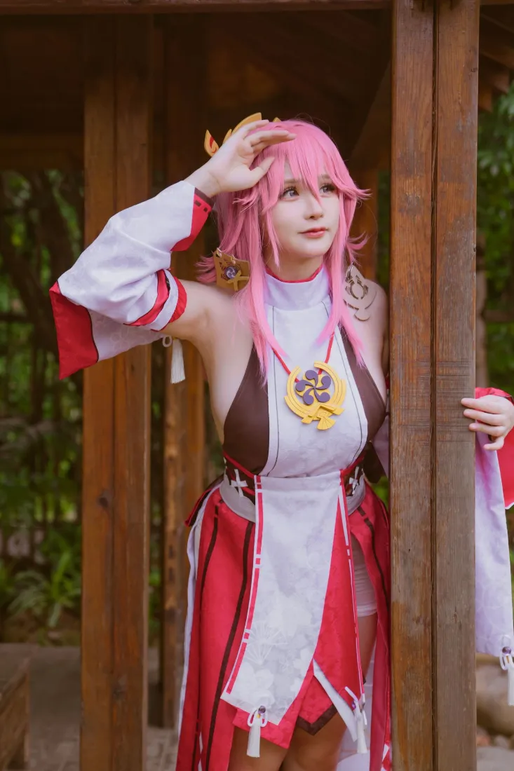 粉色头发coser手机壁纸｜木质背景 - 红白古风角色扮演「哲风壁纸」