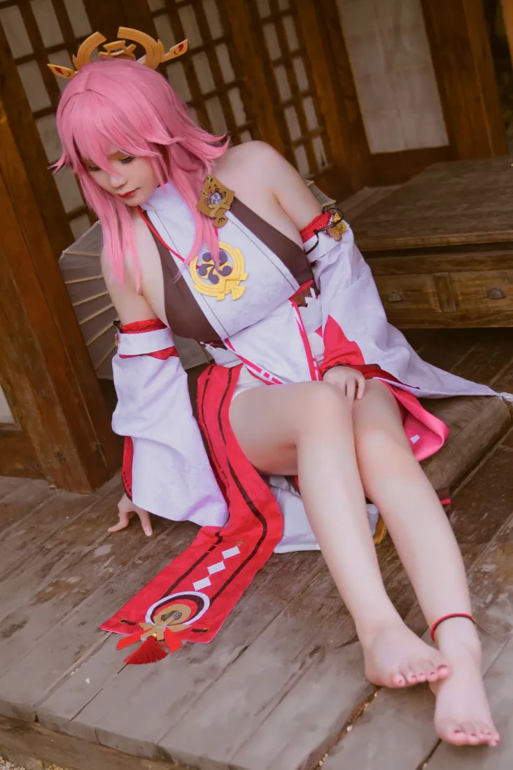 八重神子手机壁纸｜日式建筑背景 - 粉色cosplay「哲风壁纸」