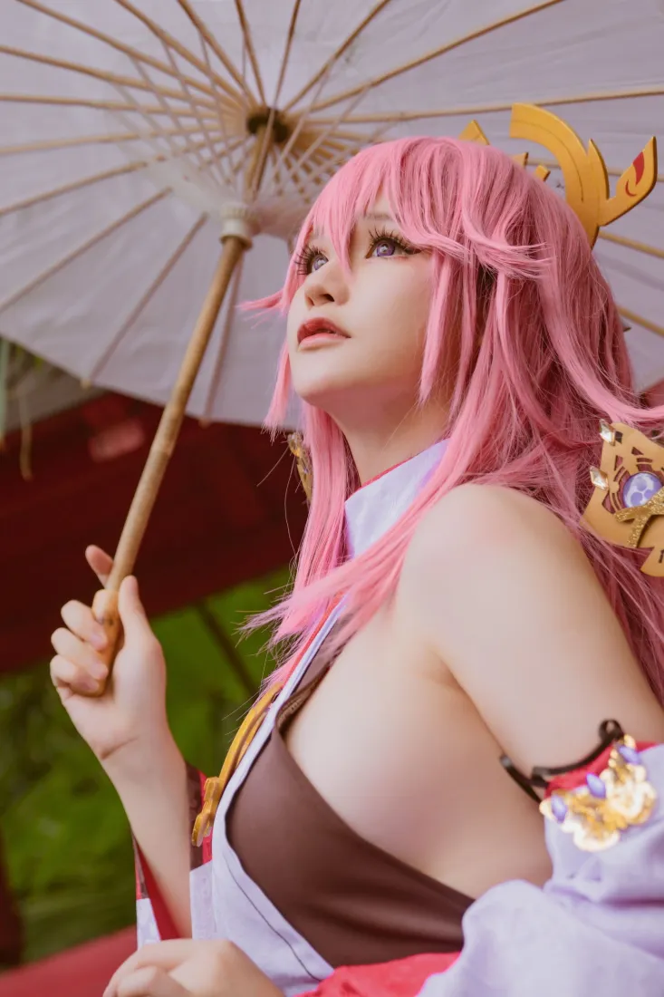 八重神子手机壁纸｜粉色背景图片 - 角色扮演cosplay「哲风壁纸」