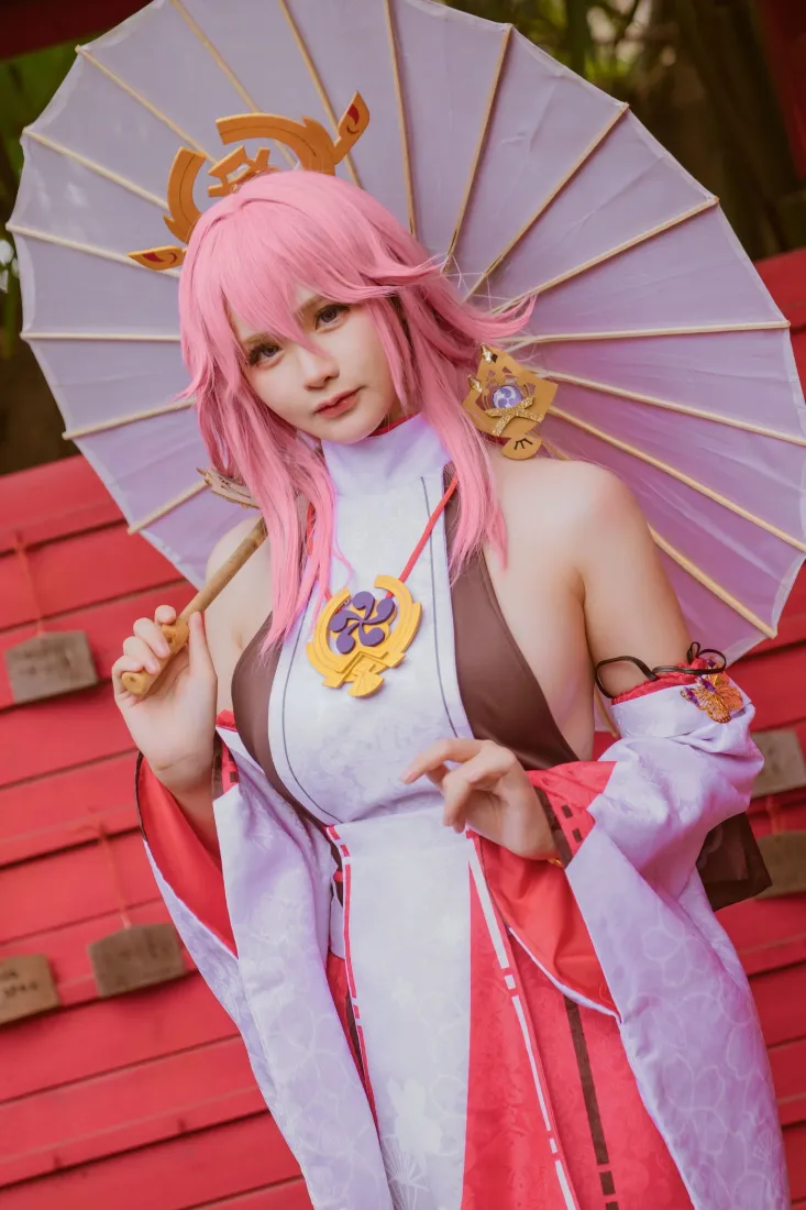 八重神子手机壁纸｜红色背景图片 - 粉色cosplay「哲风壁纸」