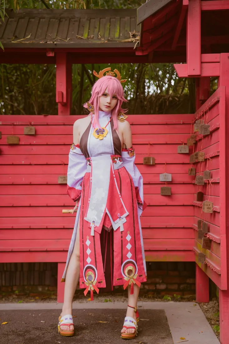 粉色头发coser手机壁纸｜红色木屋背景图片 - 角色扮演「哲风壁纸」