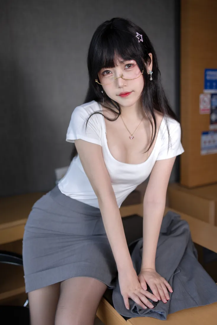 职场女生手机壁纸｜办公室背景图片 - 白上衣灰裙黑丝「哲风壁纸」