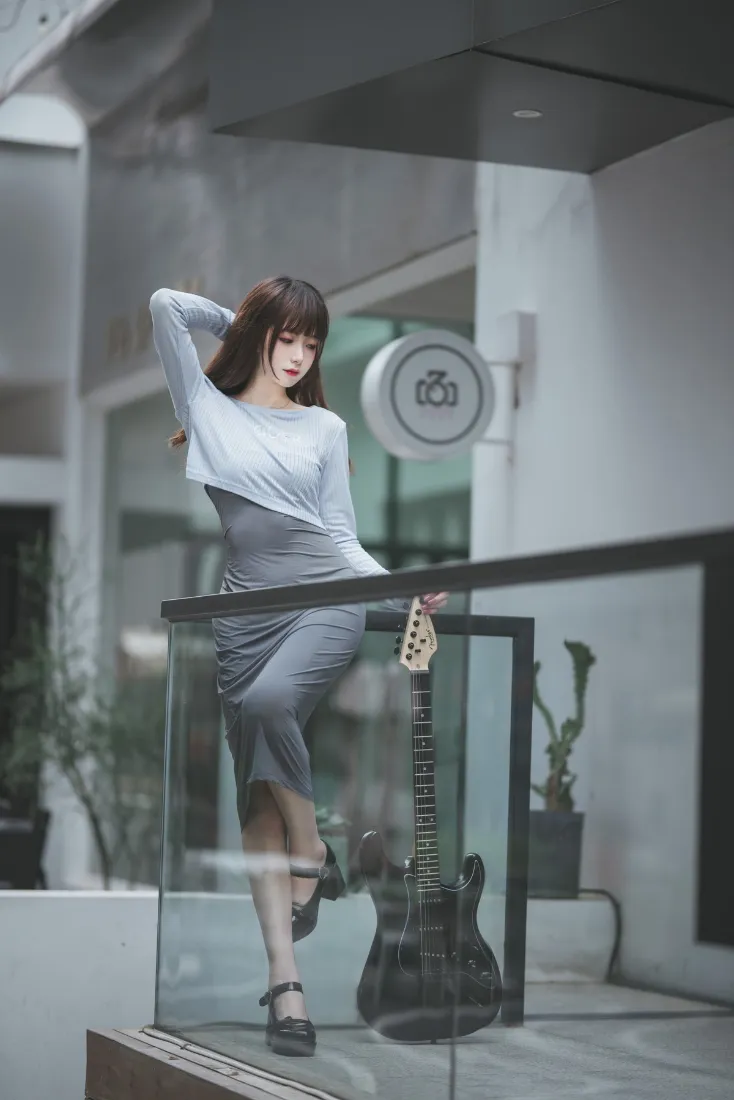 美女手机壁纸｜室内背景图片 - 音乐写真灰色裙装「哲风壁纸」