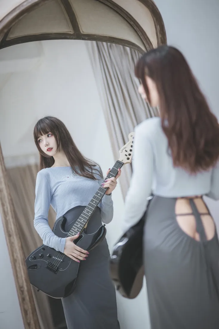 女生电吉他手机壁纸｜室内镜子背景图片 - 音乐写真「哲风壁纸」