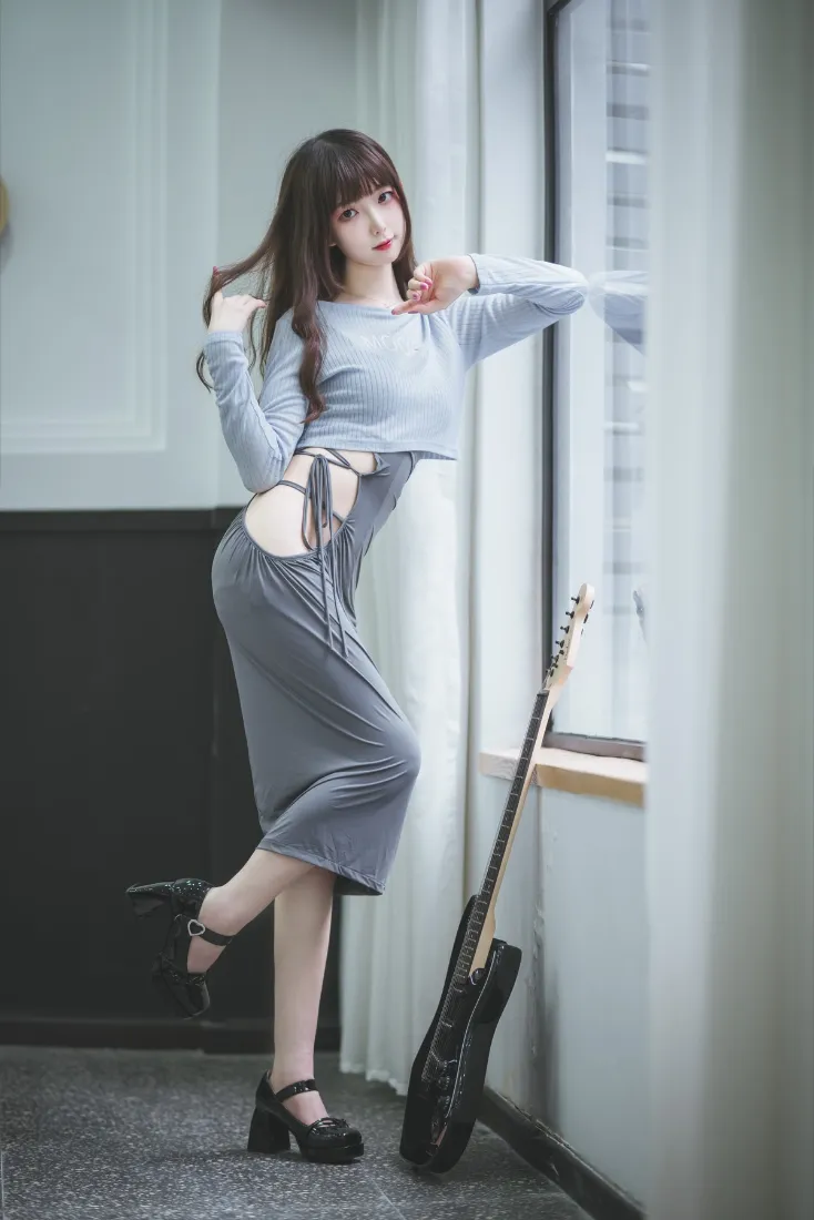 灰色露腰裙女性手机壁纸｜室内背景图片 - 吉他写真「哲风壁纸」