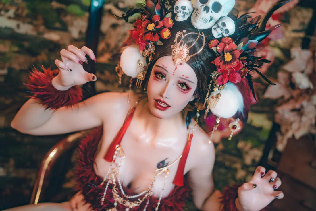 红衣女子cos手机壁纸｜暗黑风格背景图片 - 骷髅头饰「哲风壁纸」