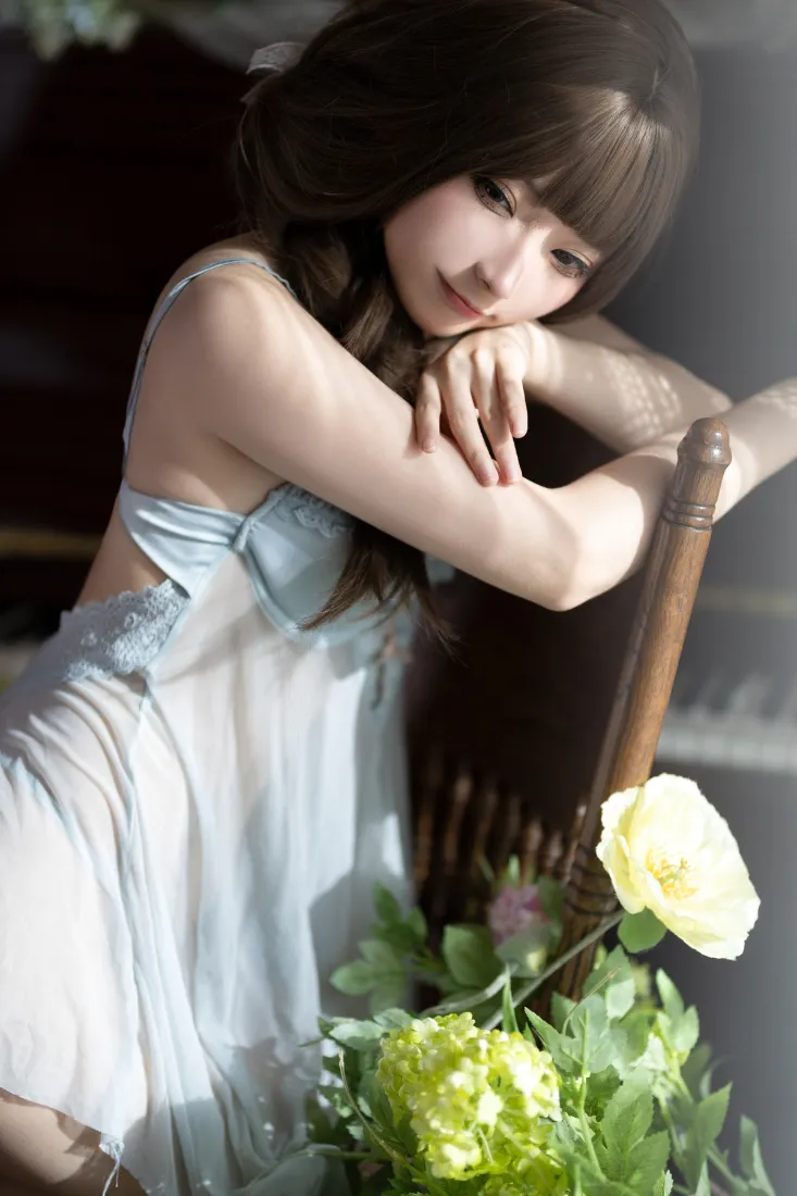 居家美女手机壁纸｜薄纱裙背景图 - 阳光绿植花卉「哲风壁纸」