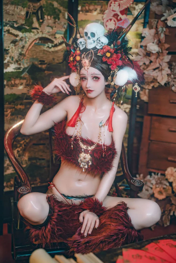 红衣美女手机壁纸｜复古背景图片 - 骷髅头饰羽毛裙「哲风壁纸」